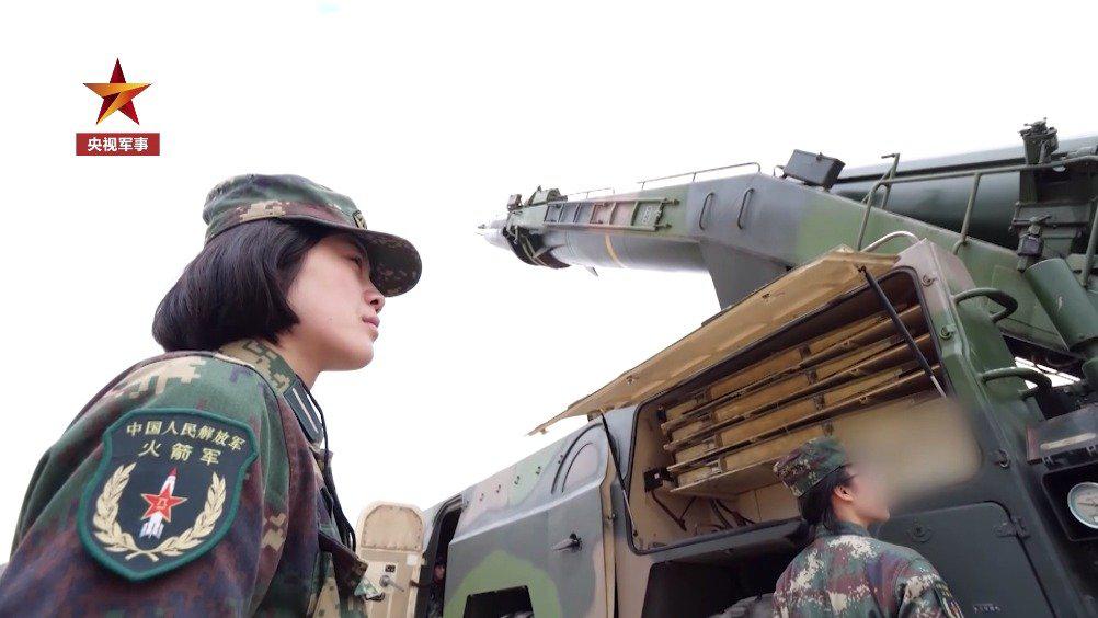 爱了!火箭军女兵开导弹车前特殊表白