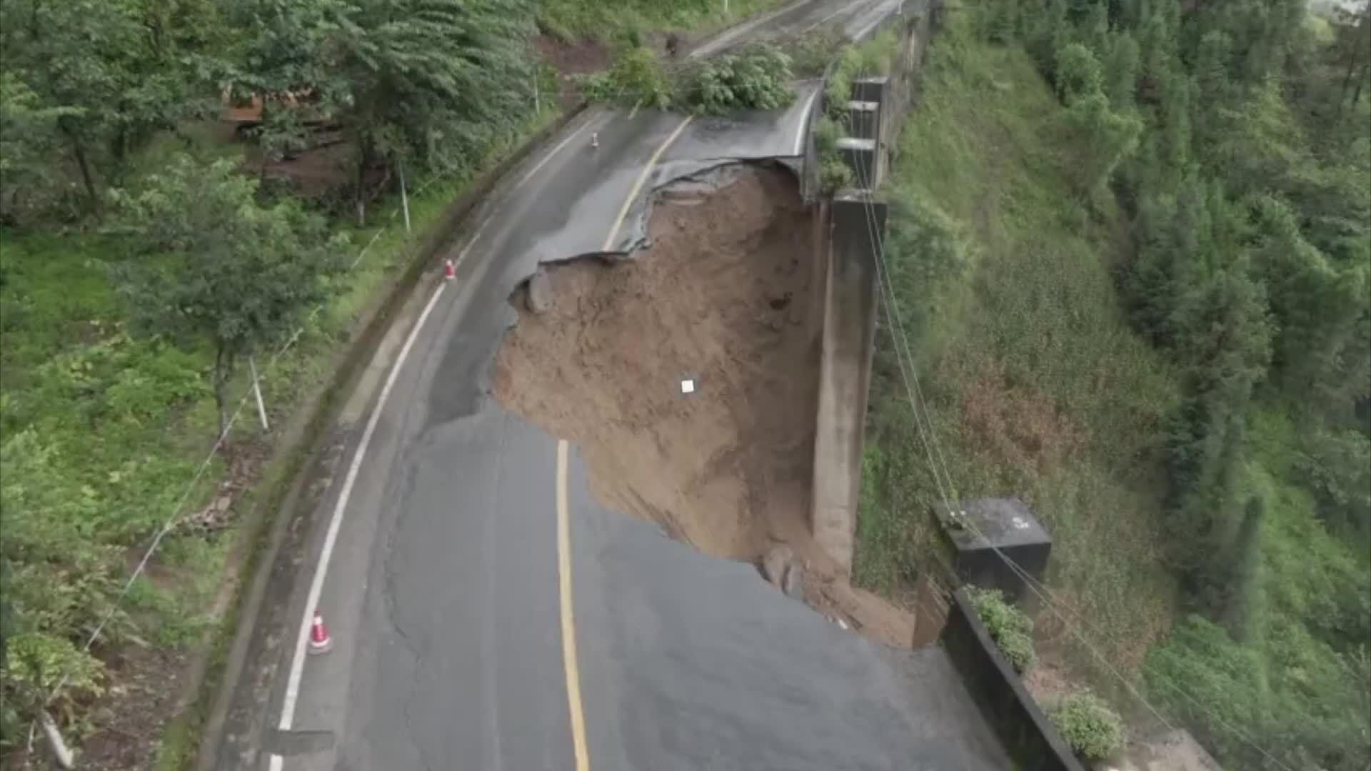 航拍现场!云南红河连日暴雨致绿春发生坍塌 交通完全中断