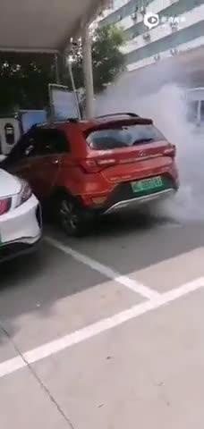 北汽新能源汽车冒烟遇水又爆炸 8月已发生5起新能源车事故