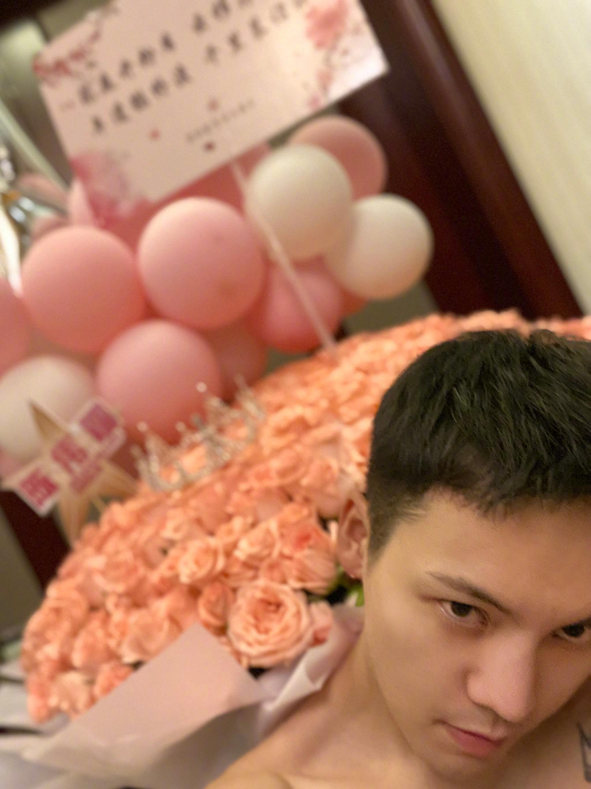 陈伟霆深夜晒自拍送七夕节福利锁骨杀超诱人