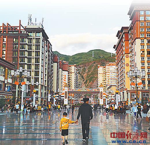 具有民族特色风貌的昌都市区街景.经济日报-中国经济网记者 代玲摄