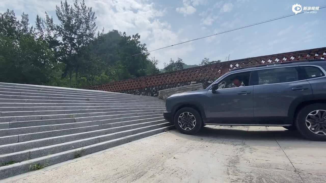哈弗大狗2.0T爬楼梯