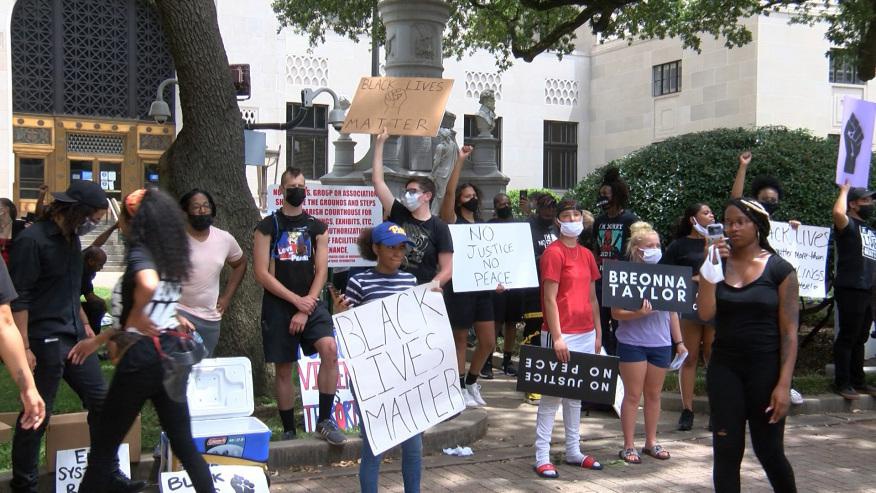路易斯安娜州居民数月来持续抗议，要求拆除或转移邦联雕像 视频截图