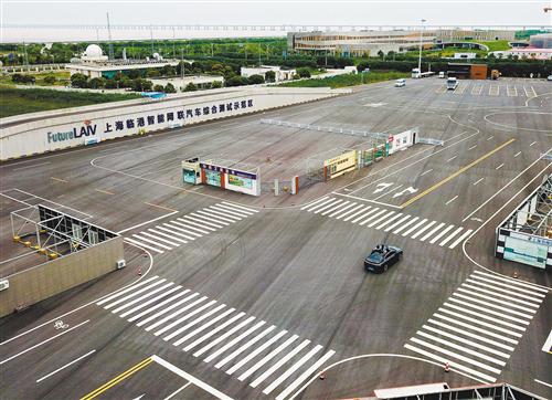 近日，测试车辆在上海临港智能网联汽车综合测试示范区内进行行驶测试。新华社记者 方 喆摄