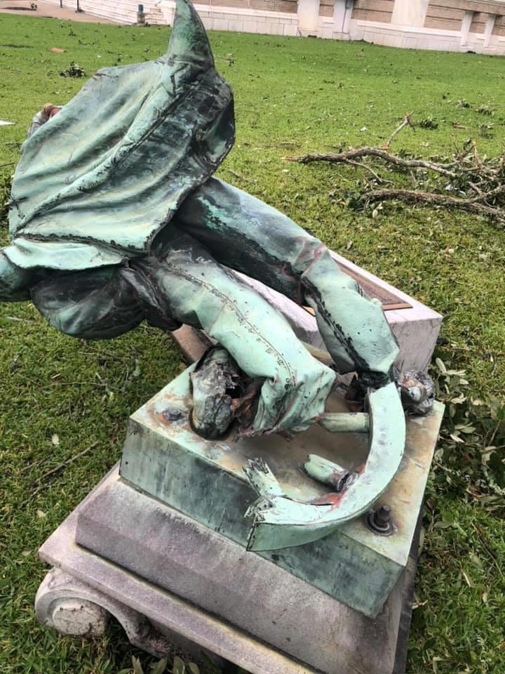 雕像底部被飓风吹断