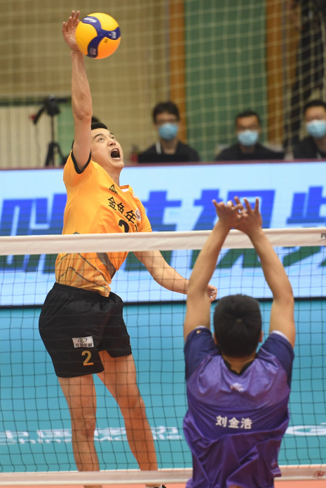 退役一年多再上场 上海男排二传郭成"二次创业"_排球_新浪竞技风暴