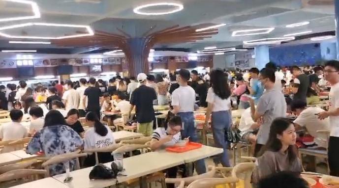 高校饭堂排长龙学生吐槽吃饭难 回应将开放更多饭堂_手机新浪网