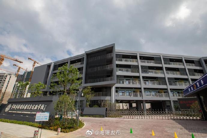 海曙雅戈尔实验学校正式开学使用人车分流接送系统