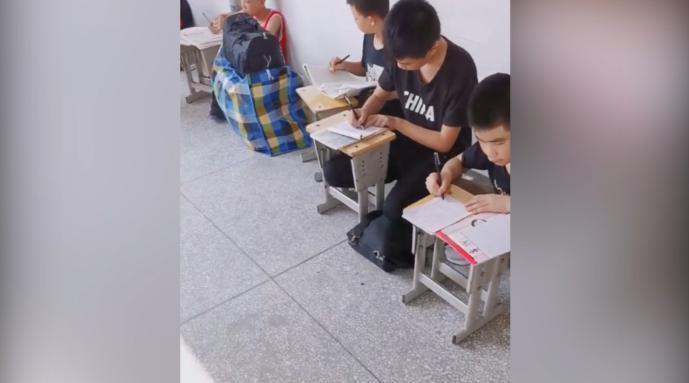 开学首日 学校走廊蹲了一排小学生补作业_手机新浪网