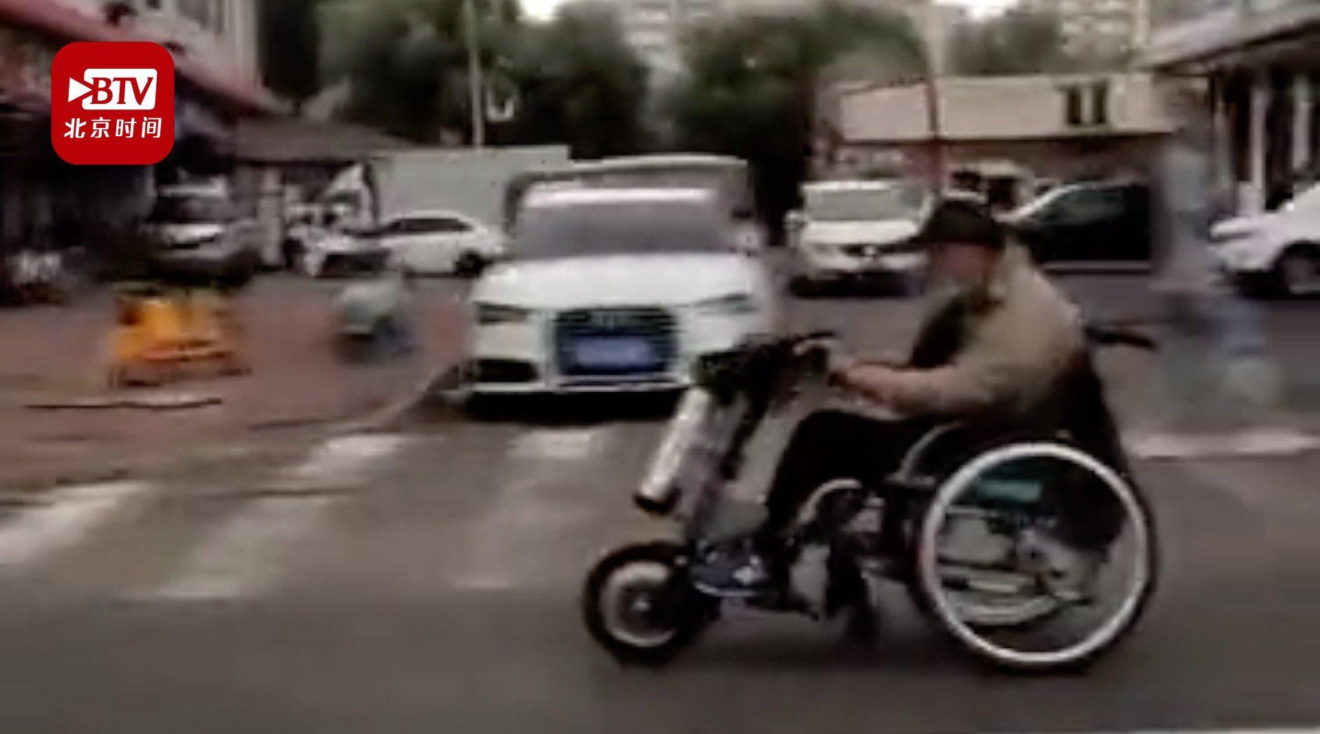 俩大爷开电动轮椅大街上飙车 目击者:比我们开车都快_手机新浪网