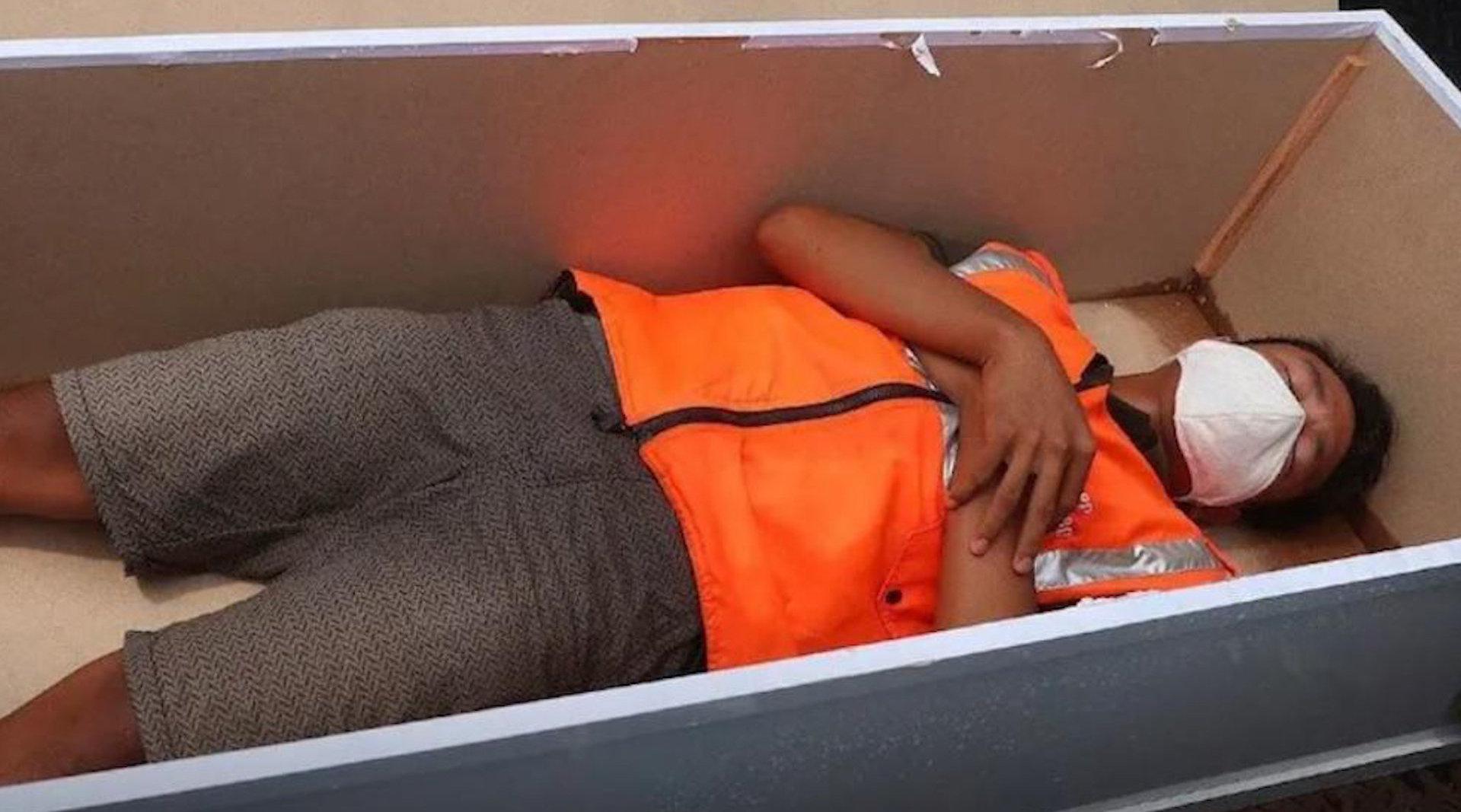 印尼防疫出狠招:不戴口罩者躺棺数数到100,任凭路人围观拍照_手机新浪