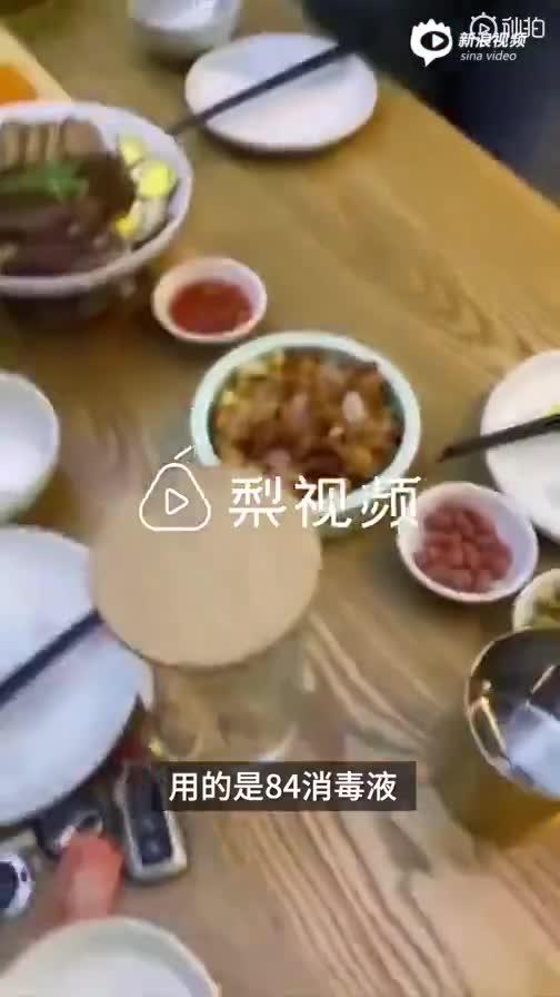 服务员把消毒水误当饮用水端给顾客：两顾客喝下后致舌灼伤