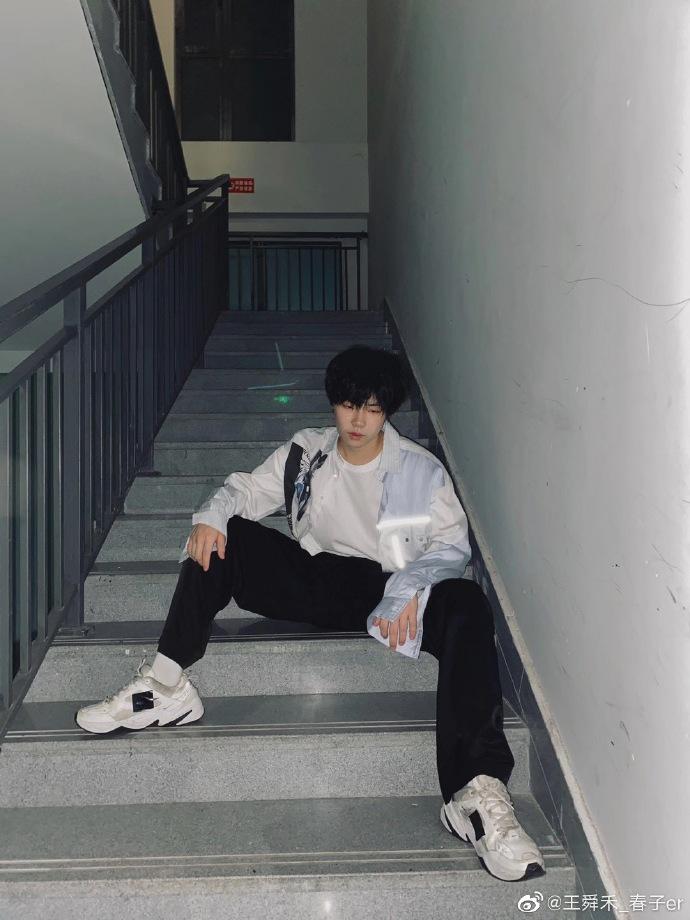 ˴