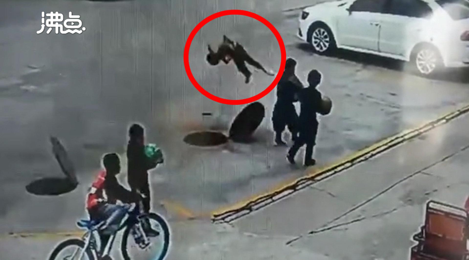 熊孩子井盖内扔鞭炮被炸飞3米 监控拍下惊险一幕