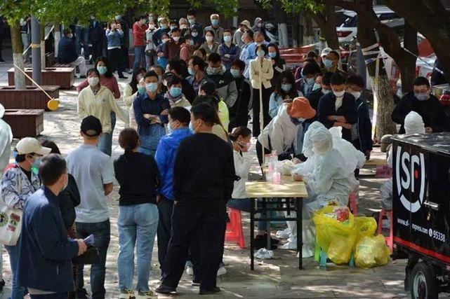 青岛市民在排队进行核酸检测。 图源：新京报网