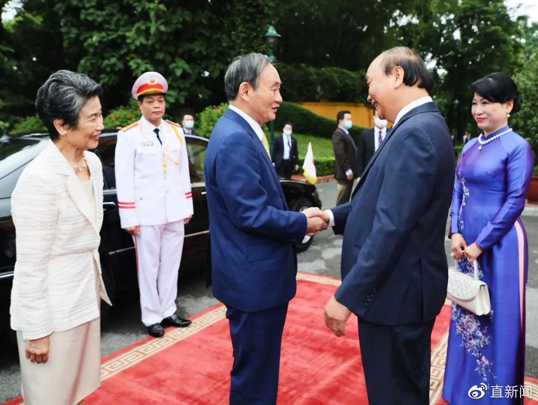 日本首相菅义伟抵达越南河内，开始对越南进行为期三天的访问。这是菅义伟9月16日就任日本首相后初次外访。