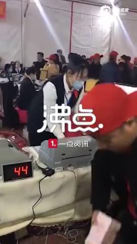 保定一村拆迁补偿现场火爆:村民用麻袋装钱 银行在现场外