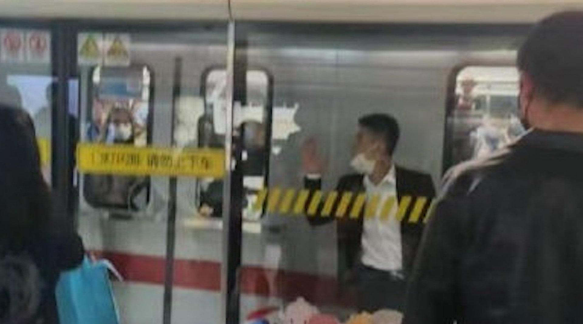 上海地铁站内一男子被夹在屏蔽门和车厢中间 警方公布事发原因
