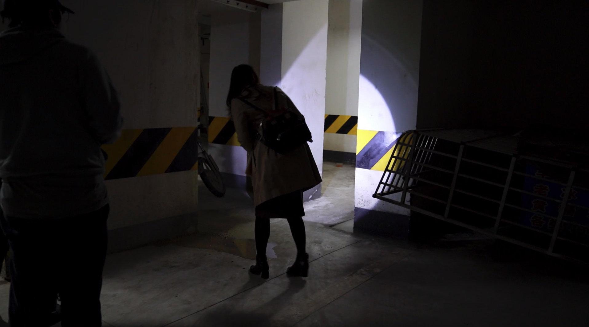 探访周震南父亲开发小区：业主5年拿不到房产证 外墙成片掉砖