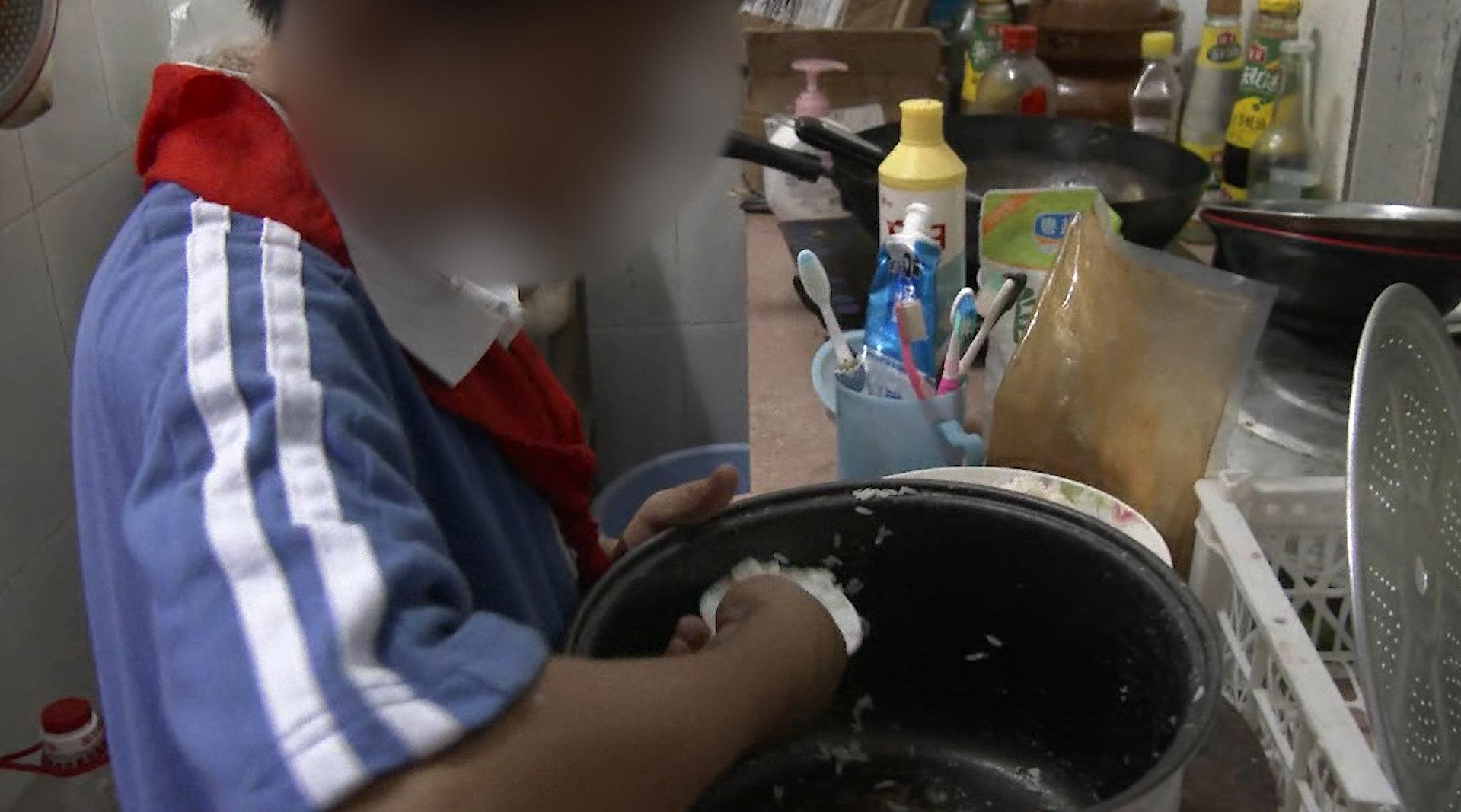 13岁男孩被母亲抛弃后照管三个弟弟邻居天天一个水煮白菜