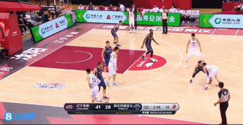 《各种视觉冲击!郭艾伦半场10中7砍下21分6板5助3断》