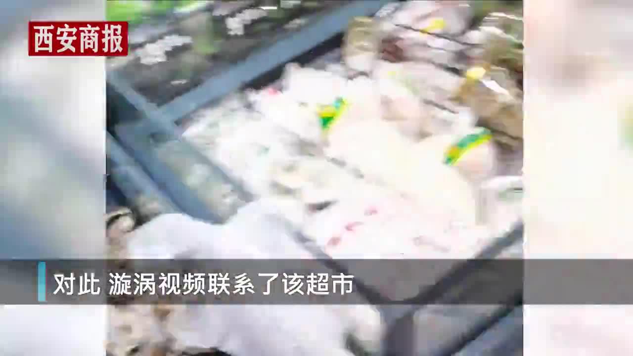 福建永辉超市工作人员脚踩冷冻鱼虾整理商品