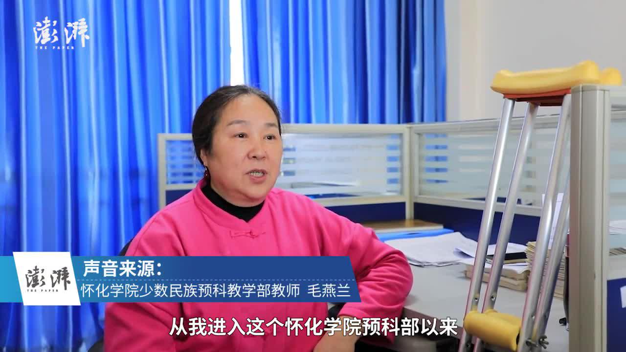 骨折教师拄拐上课:从未缺席新生第一课