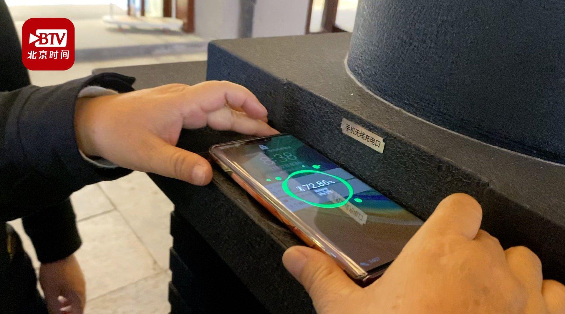 武汉街头现手机无线快充路灯 市民:头一回见