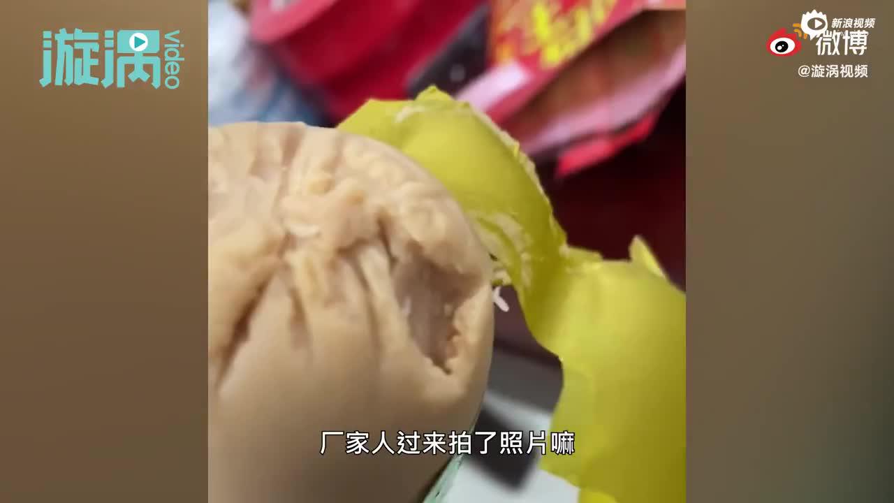 双汇火腿肠现生蛆男子索赔2000元 厂家业务员：他又没吃进去