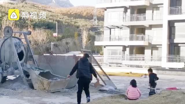 大连8年烂尾楼续建后又停工 部分住毛坯房业主因太冷撤离