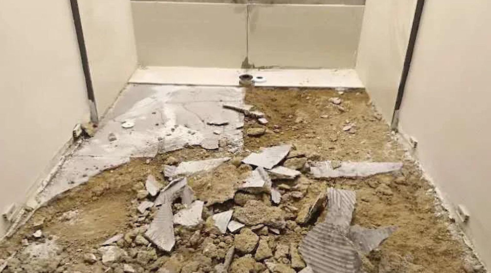 西安金地长宁府精装房撬开瓷砖全是土 物业:要起诉视频发布者