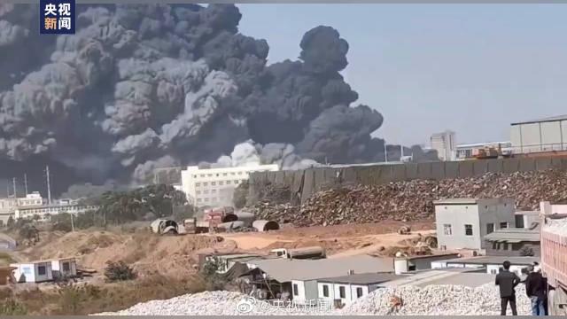 浙江衢州中天东方氟硅材料公司发生火灾 现场浓烟滚滚