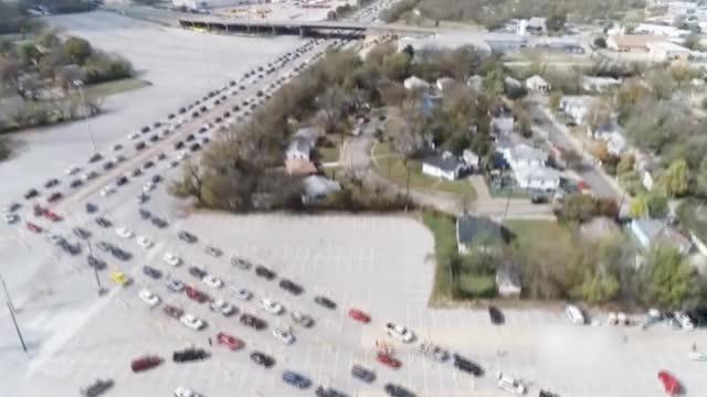 美国上万人领取免费食物：汽车排千米长龙 “疫情让我们挣扎”