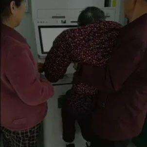 94岁老人被抱起做人脸识别 农行广水市支行道歉