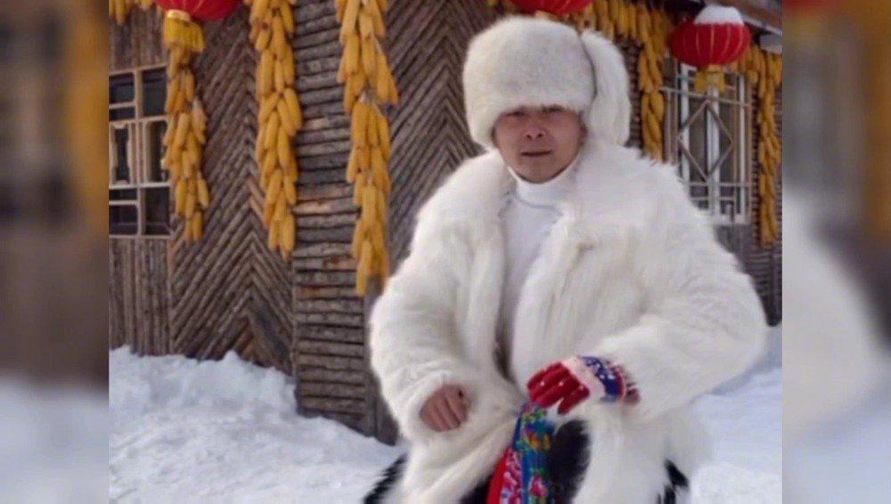 视频|东北大哥卖雪给南方人 九块九一斤