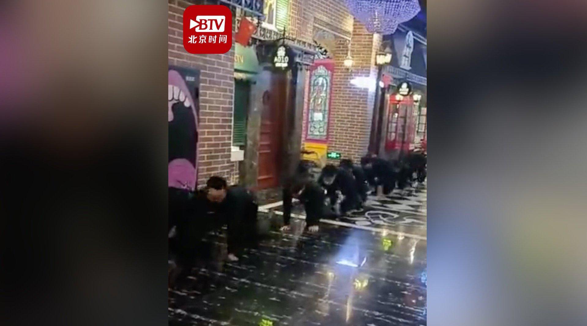 吉林某KTV员工没完成业绩被罚跪地爬：不觉得侮辱人格 店长带头爬