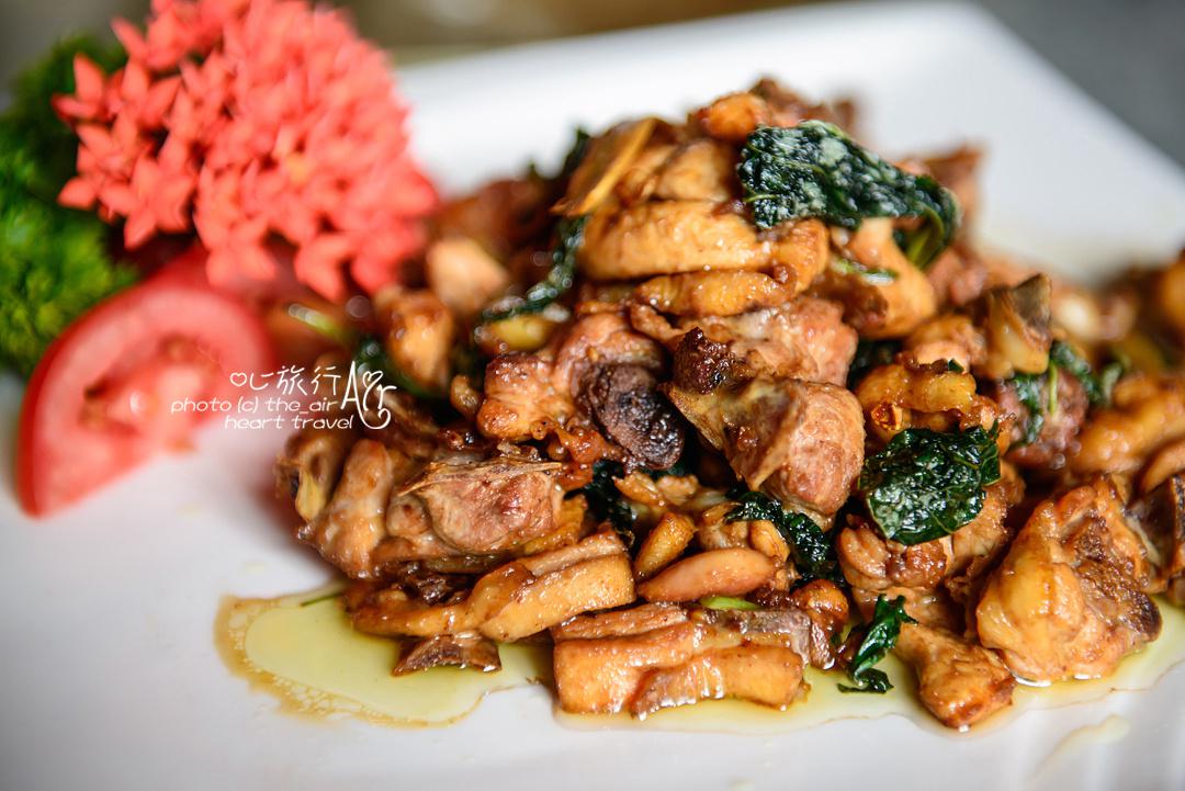 捞叶是海南的一种野菜,入菜有种清香的味道,黎族人喜欢用它和肉一起