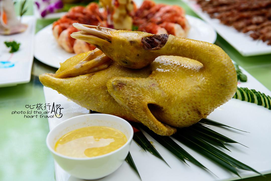 加积鸭俗称"番鸭",是吃淡水鱼虾和蚯蚓长大的,所以肉很香嫩,脂肪