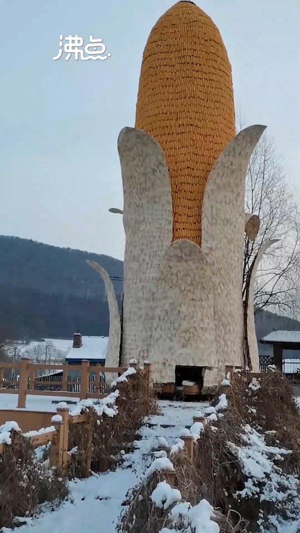 有创意农民用10000个玉米棒建景观庆丰收