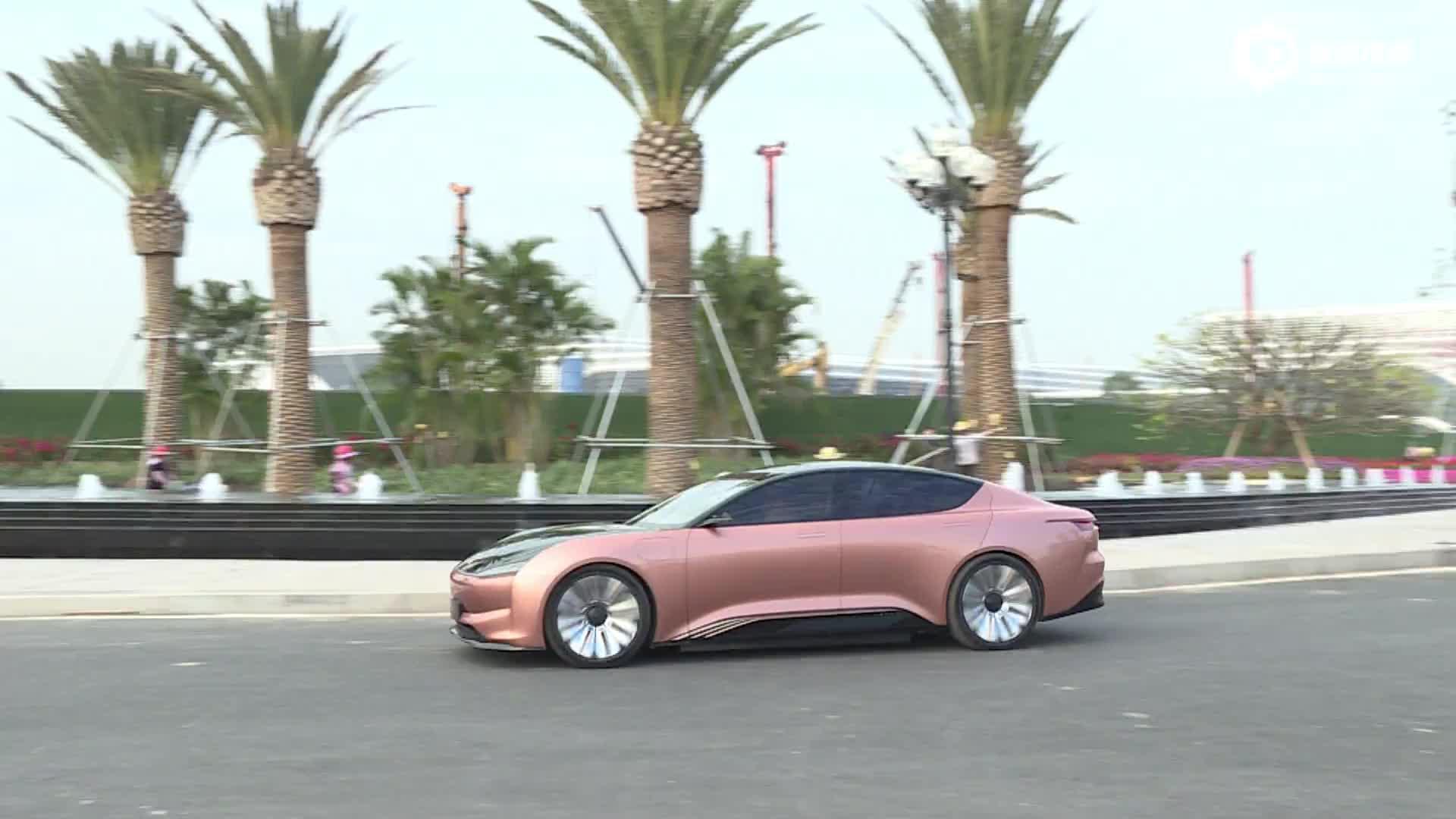 许家印审查恒驰1，满意地竖起了大拇指