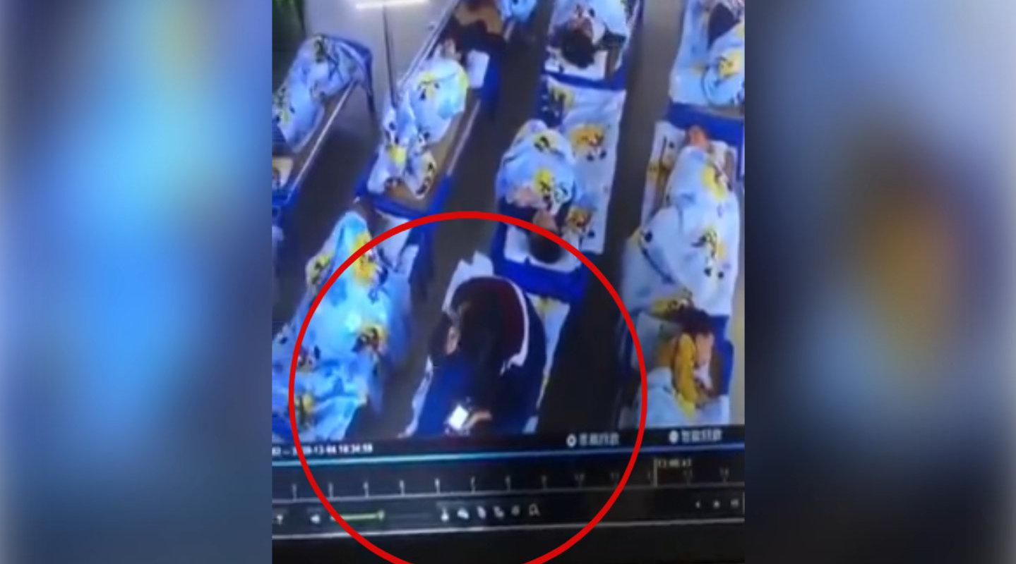 幼儿园阿姨坐孩子身上玩手机 官方回应：公安已介入处理