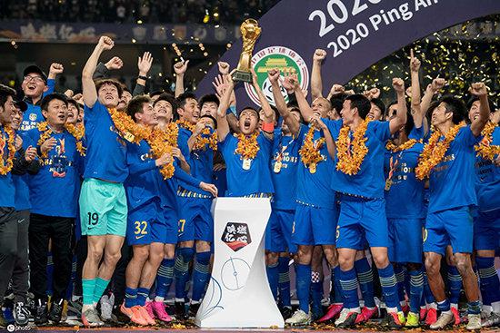 2020年11月12日，中超联赛颁奖礼上，江苏苏宁全队捧起了本赛季冠军奖杯。