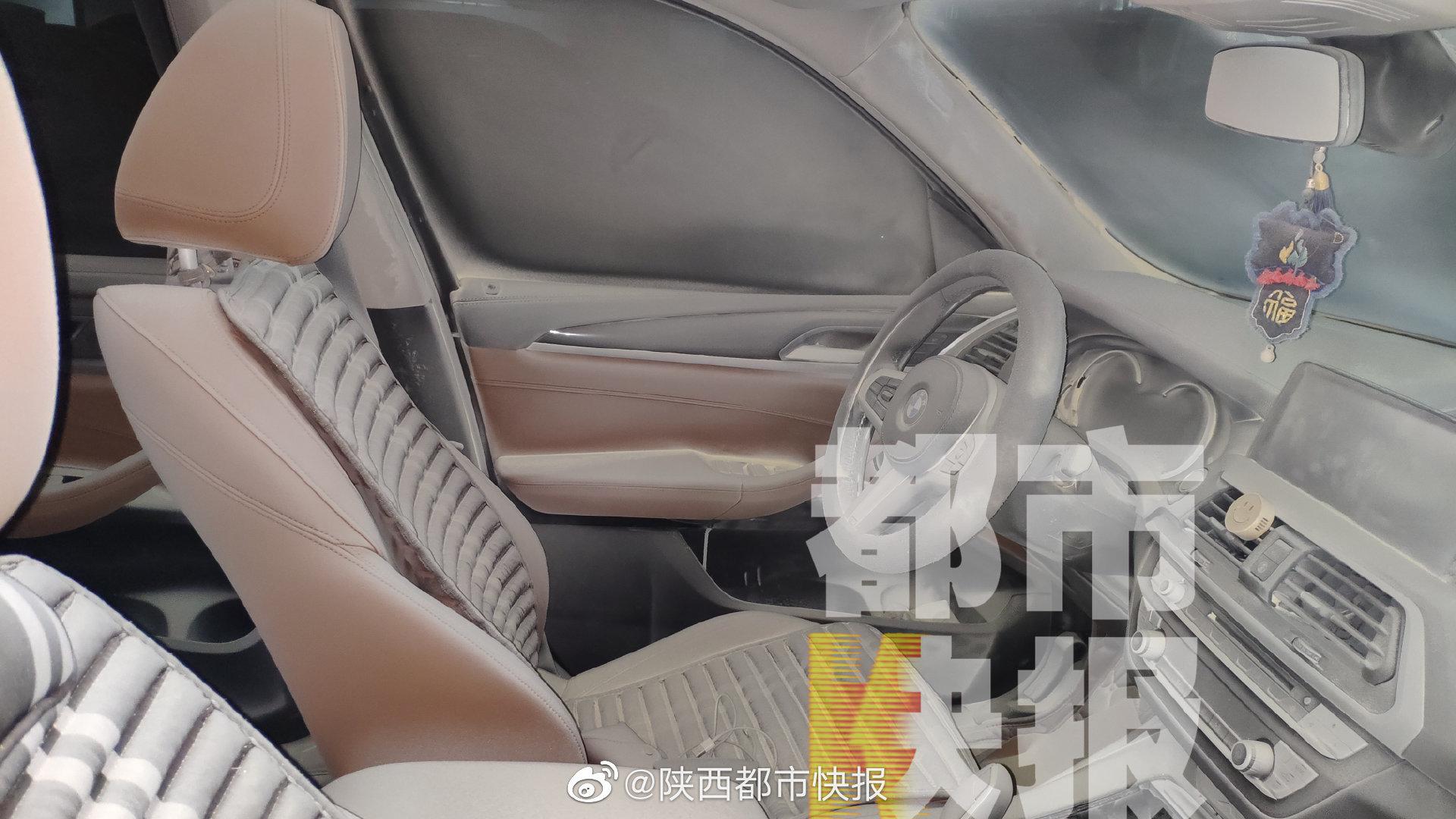 陕西四男子西安一小区疯狂砸车14辆