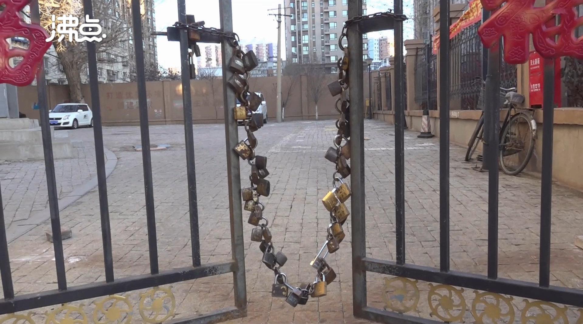 小区大门挂66把锁防外来车辆 网友:最便宜的门禁系统