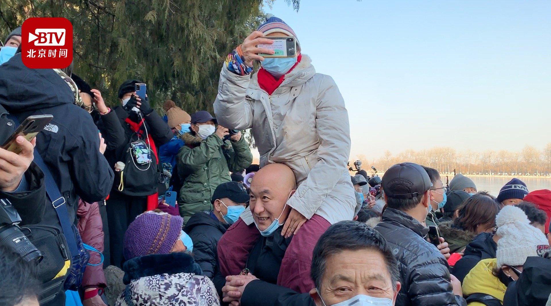 56岁丈夫让妻子骑脖梗打卡颐和园 妻子:我俩经常这样,上面风景很好