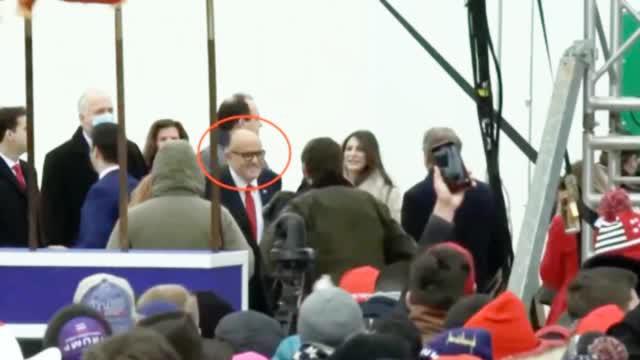 曾感染新冠的特朗普私人律师朱利安尼现身集会现场，没戴口罩