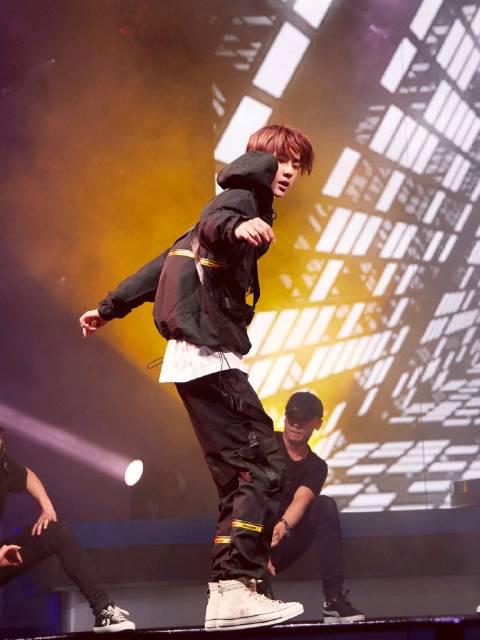 王一博吹灰舞直拍