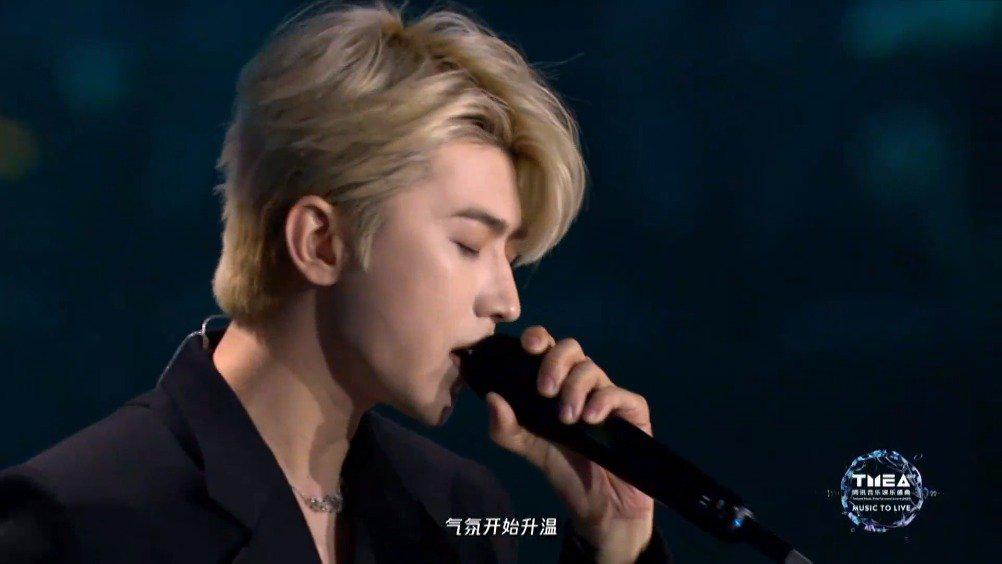 蔡徐坤 《情人 标签》舞台-tmea腾讯音乐娱乐盛典_手机新浪网
