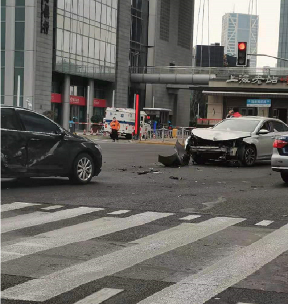 上海两车相撞现场 车辆严重受损_手机新浪网