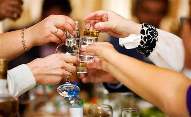 女前台被领导灌酒送医丈夫讨说法公司拒不认账 手机新浪网 女前台被领导灌酒送医丈夫讨说法公司拒不认账 手机新浪网